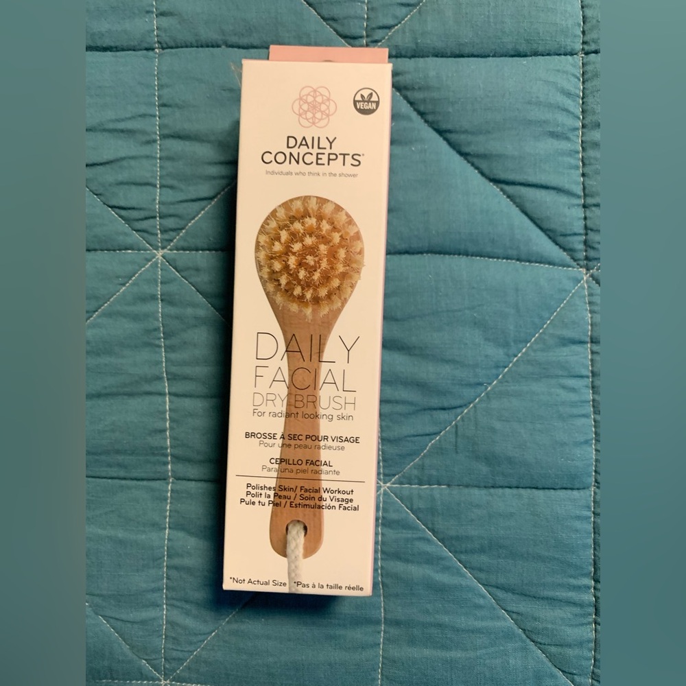 NWOT Daily Concepts Facial Dry Brush - Natural. Exfoliate, stimulate skin.